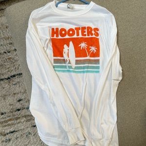 Men’s Large long sleeve Hooters tee shirt never worn.